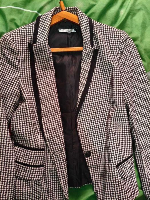 Prodaetsya jenskiy kastyum