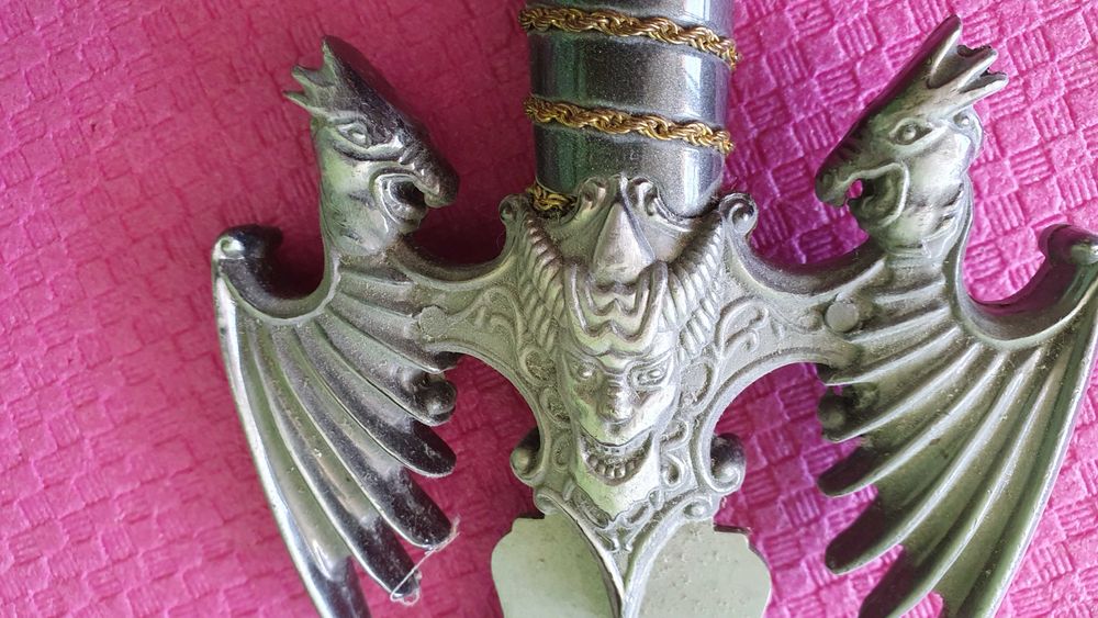 Продавам малък меч 50см дължина от фантастични книги