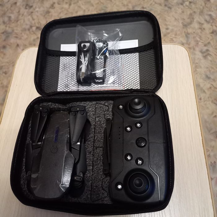 Дрон ,квадрокоптер Е88.