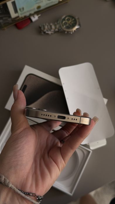 Продам Iphone 15pro silver 256gb