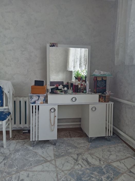 Столик с зеркалом от сп гарнитура