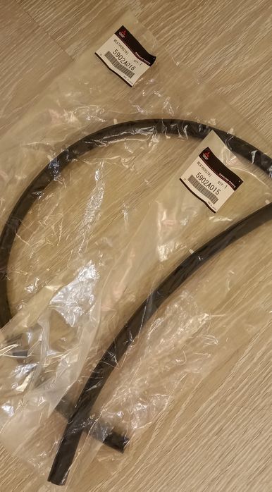 Уплотнитель капота Мицубиси Паджеро