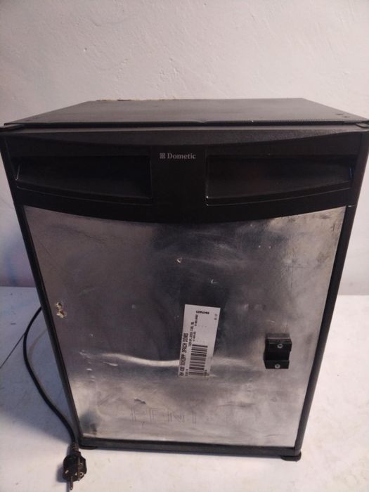 Амонячен хладилник тип мини бар.
DOMETIC RH438D с обем 30 литра.
Ниска