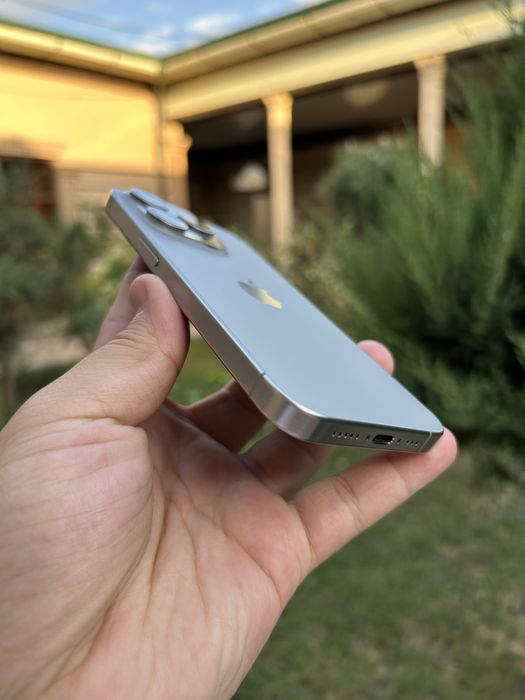 iPhone 15 Pro natural titan
