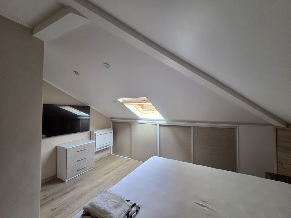 Продава  спешно чисто нов, луксозен мансарден четиристаен апартамент