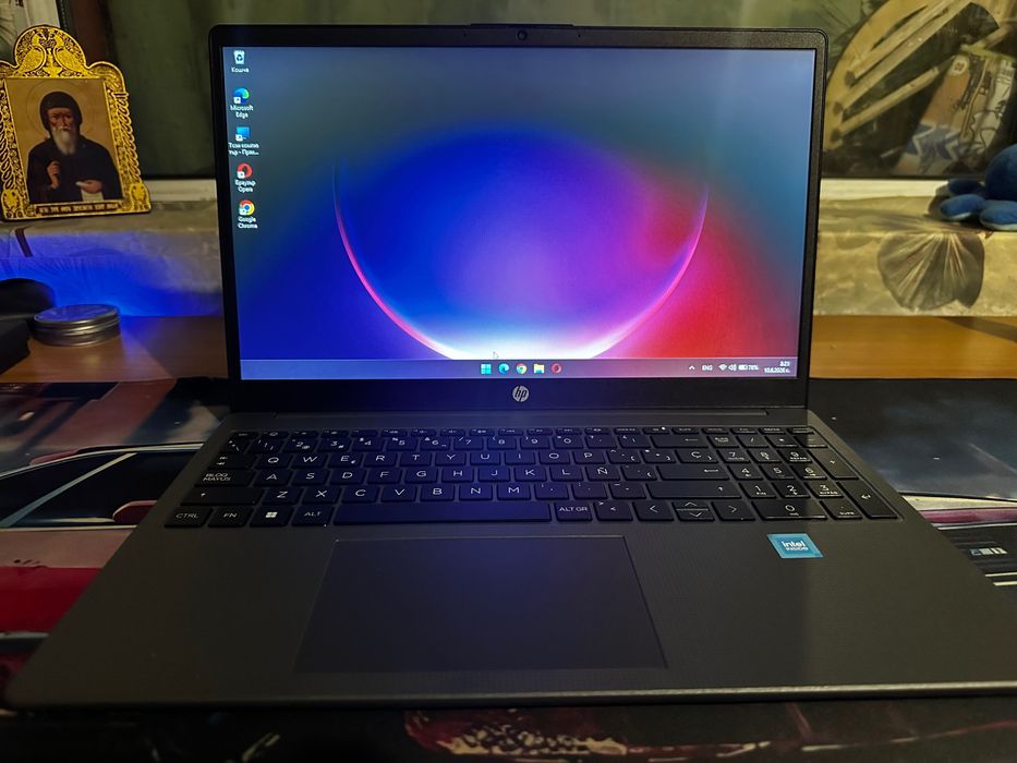Продавам чисто нов HP Laptop на няколко месеца