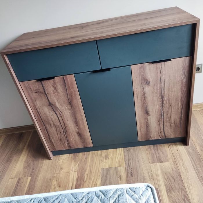 Нов скрин дървесен декор с тъмно сиви врати