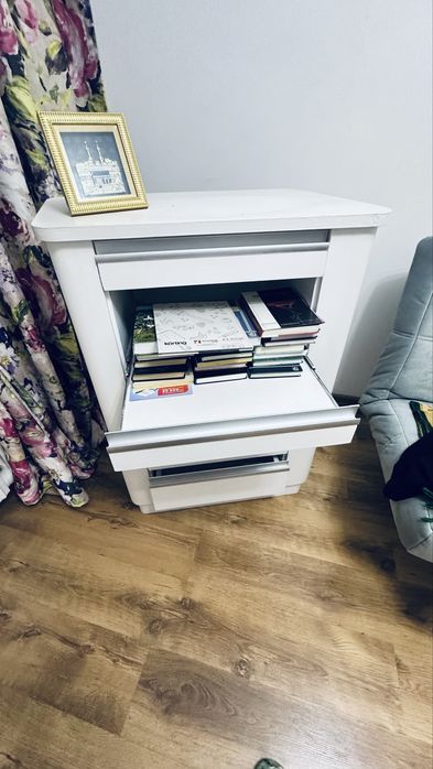 Раздвижной белый комод, с ручками.