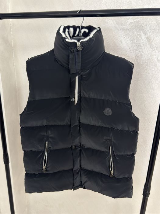 Moncler елек черен мат