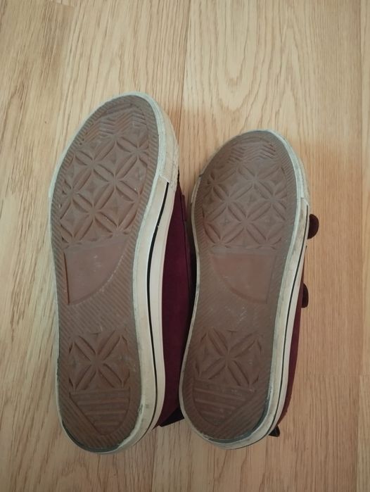 Teniși nr. 34, disponibile 2 perechi