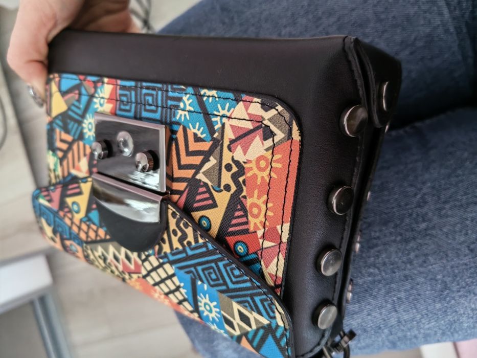 Малка чанта цветна през рамо