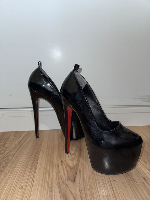 Обувки на висок ток