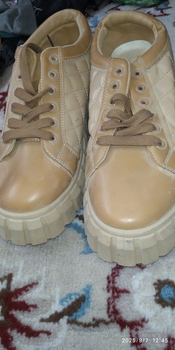 Жаңа Көйлектер аяқкиім сатылады