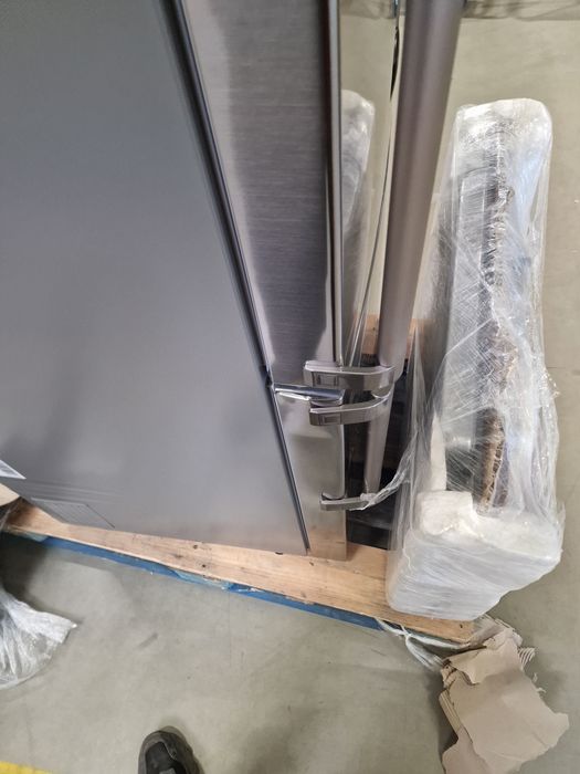 Vând frigider LG.  Prețul este negociabil