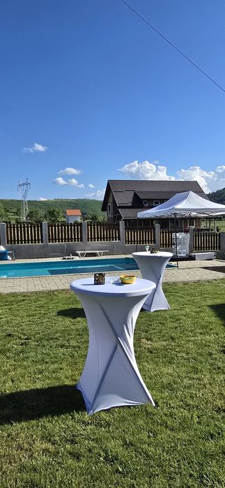 Închiriez mese de cocktail