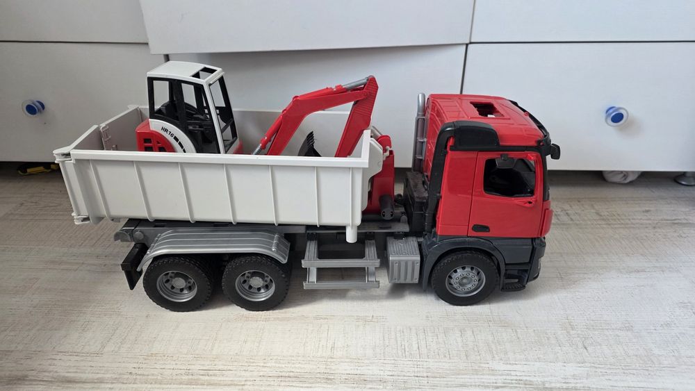 BRUDER Камион с въртящ се контейнер и мини багер MERCEDES BENZ AROCS