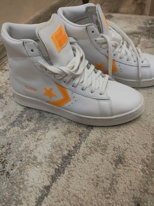 Дамски кецове Converse. В отлично състояние, обувани са веднъж!