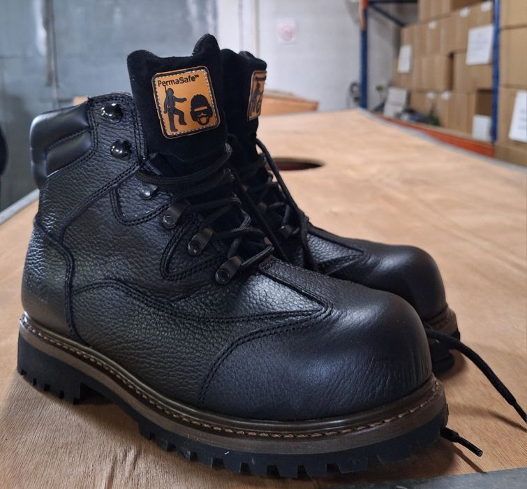 продам ботинки новые