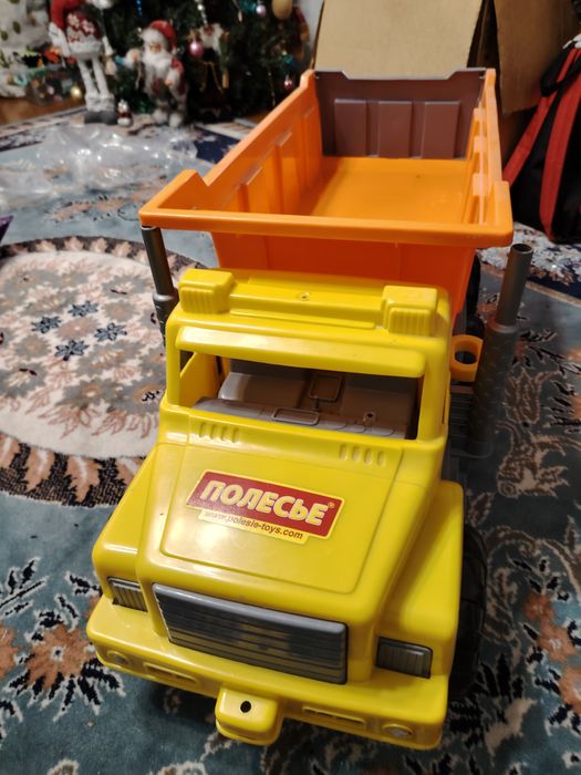 Грузовик игрушечный