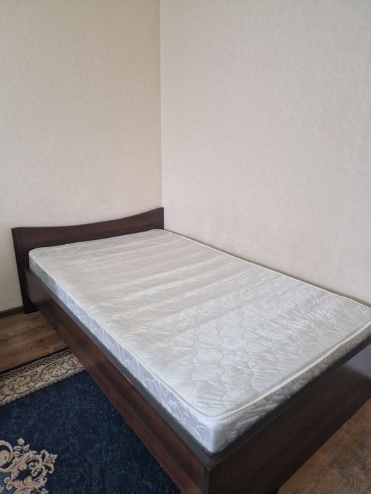 Продам кровать с матрасом.