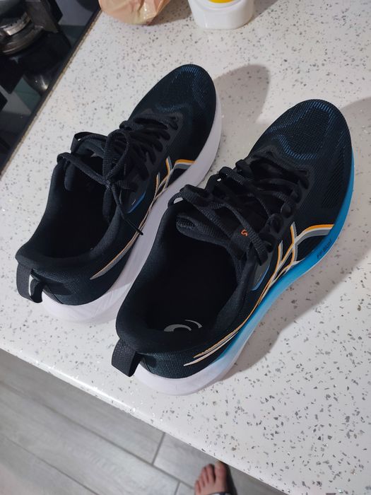 Vând adidasi Asics GT-1000