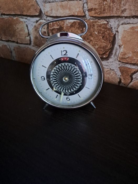 Механичен часовник с будилник