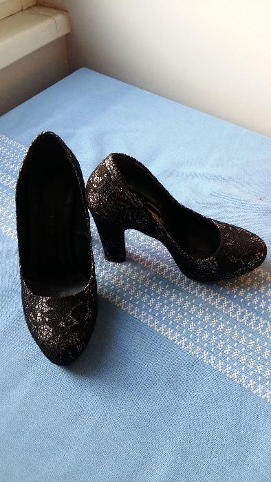 Продавам елегантни вечерни обувки