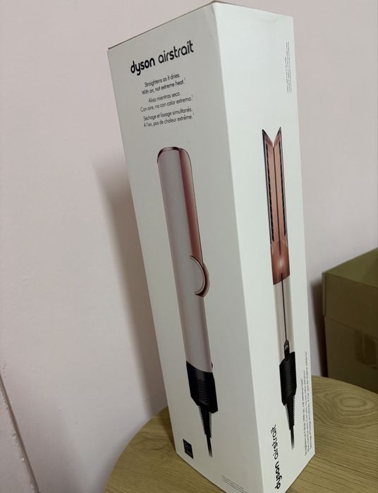 Dyson Airstrait