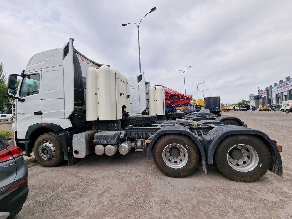 Седельный тягач Sinotruk Howo-T7H 6x4 CNG в НАЛИЧИИ