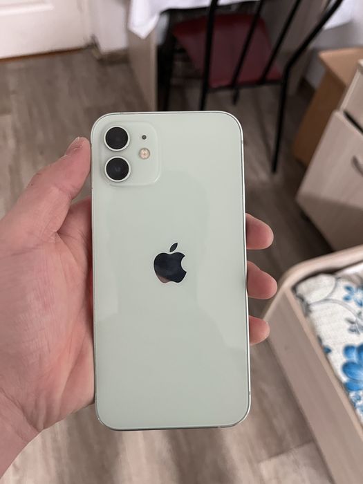 Продам Айфон 12