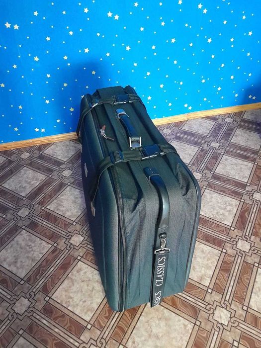 Продам большой чемодан