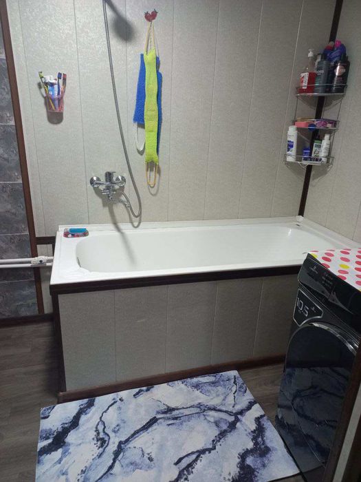 10 соток  6 хона Ховли сотилади Янгиюл Сахарнийда