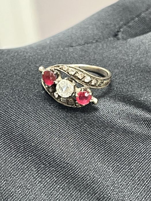 Античен златен пръстен „Трилогия“ с диаманти и рубини (19-ти век)