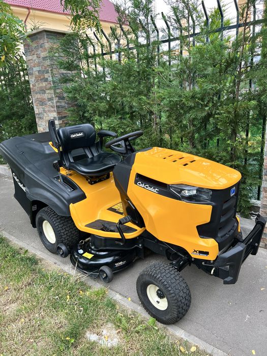 Tractoras de tuns iarba Cub Cadet Kawasaki V2 Motor Profesional Colect