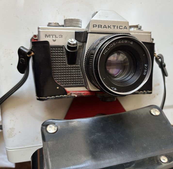 Продавам  фотоапарати NIKON D50  и  PRAKTIKA MTL 3