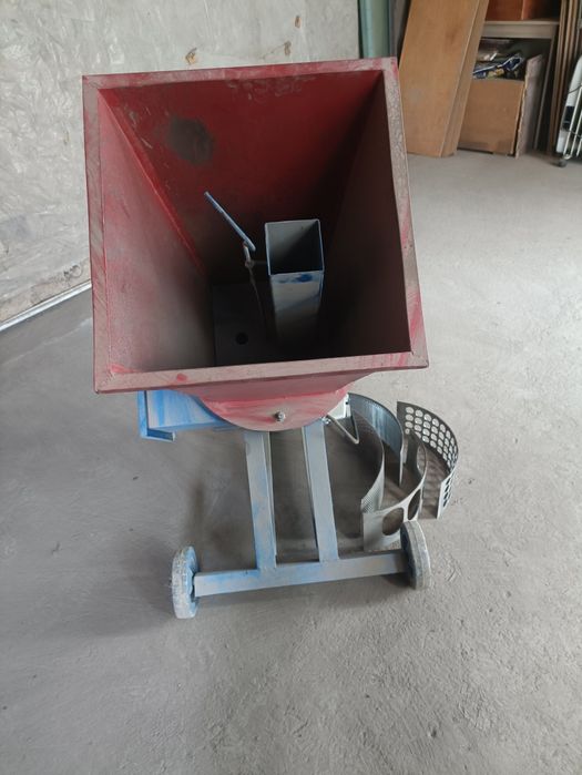 Дробилка сотилади 220В.