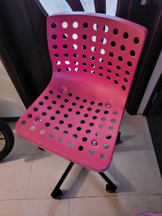 Детско бюро  и Стол IKEA с регулируема височина