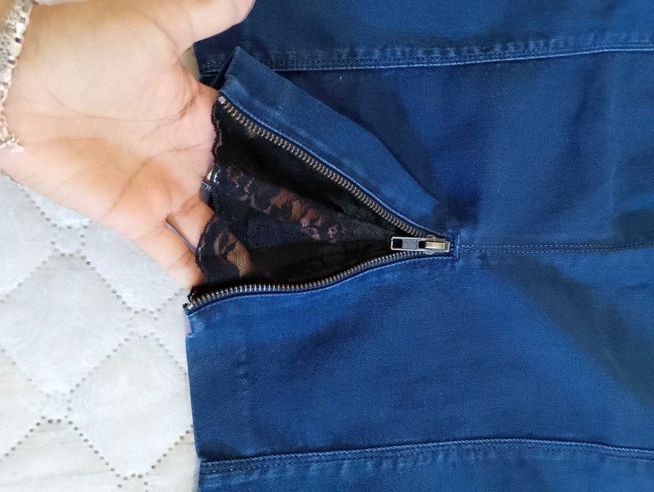 Елегантна дънкова пола на GUESS - в чудесно състояние, 12 евро.