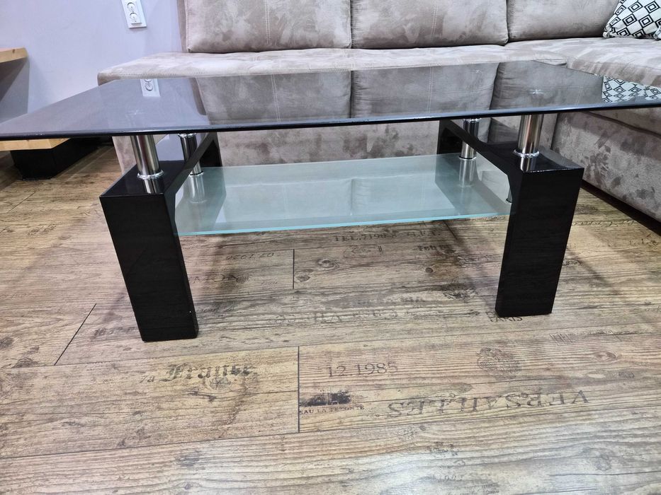 Модерна холна маса от закалено стъкло и елегантен гланц