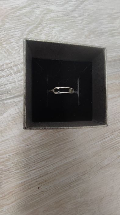 Кольцо в виде булавки в подарочной коробке Яндекс БТС BTS есть