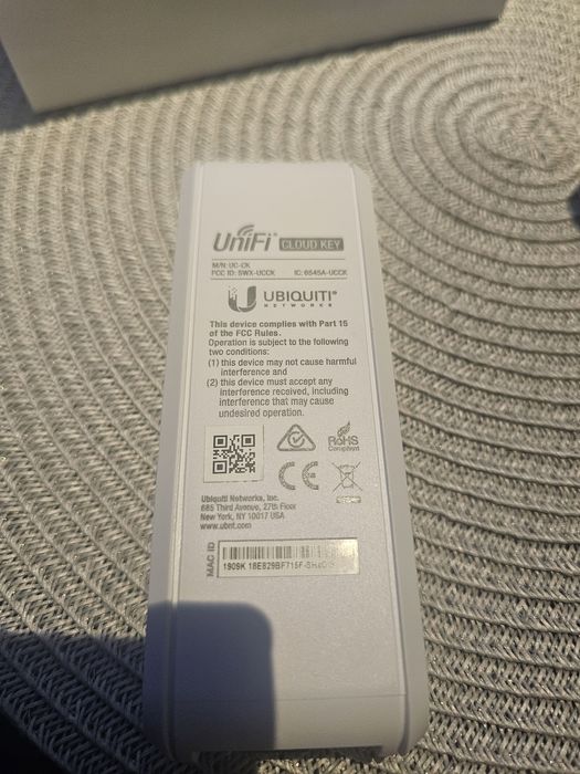 Vând pachet Ubiquiti UniFi – USG + Cloud Key UC-CK