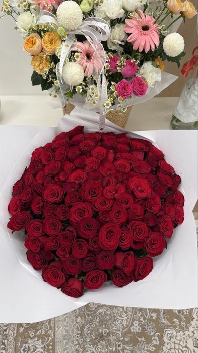 Пышный и красивый букет из красных роз