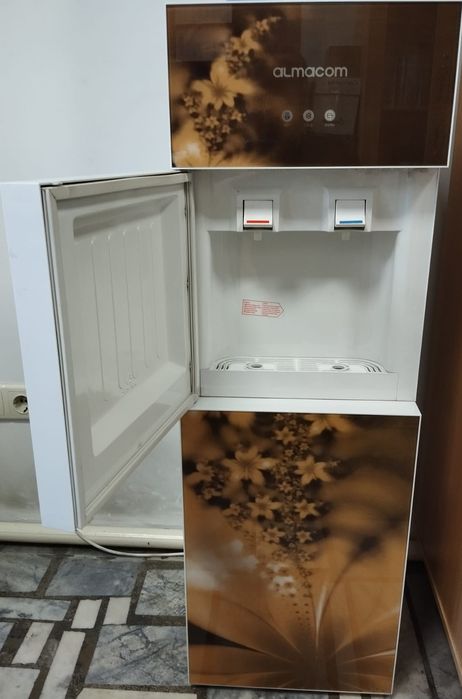 Диспенсер для воды.