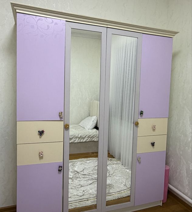 айнасы бар күлгін және сары түсті киім сақтауға арналған шкаф тумбамен