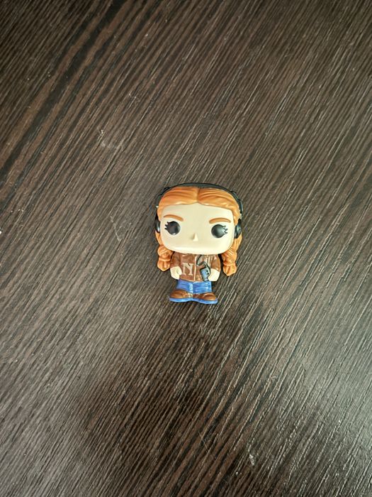 продам игрушки киндер «очень странные дела»