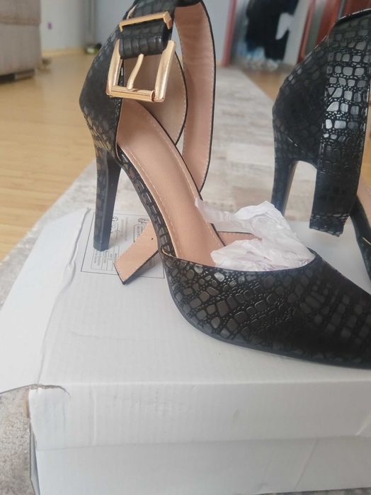 Черни дамски нови обувки на ток.