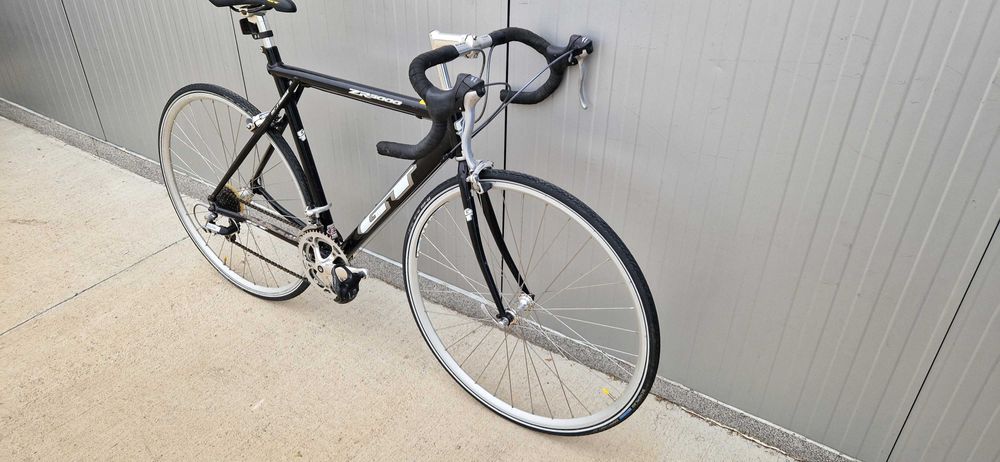 Шосеен велосипед GT колело 28"