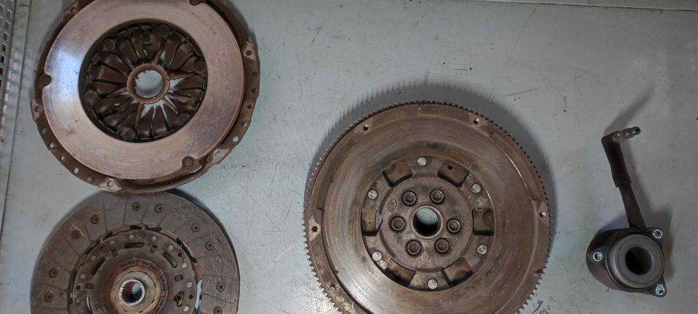 Kit ambreiaj cu volanta si rulment  vw volkswagen touran 2.0 BMP BMM