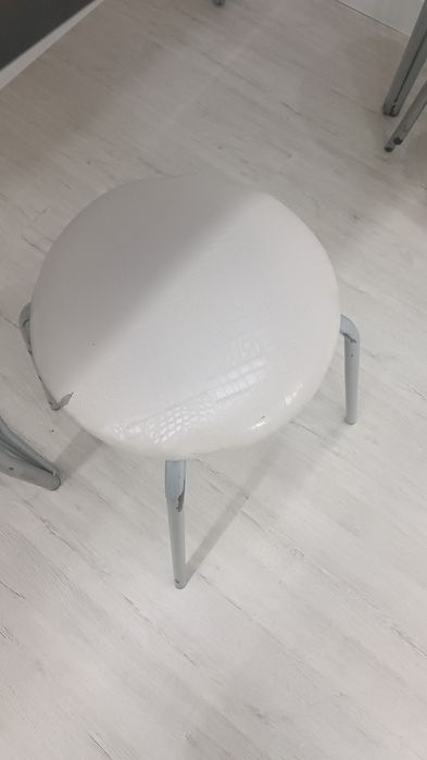 Куханный стол и стулья