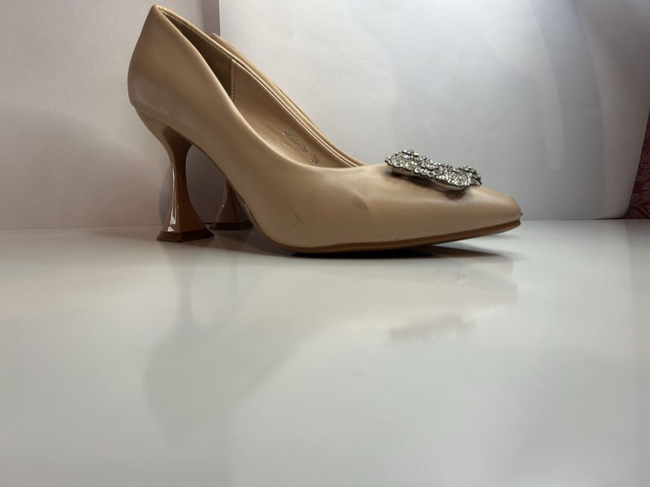 Женские туфли со стразами